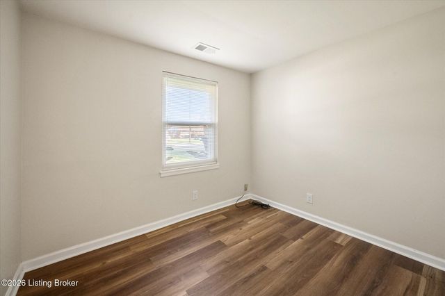 5533 Ridgecrest Rd, Louisville, KY 40218