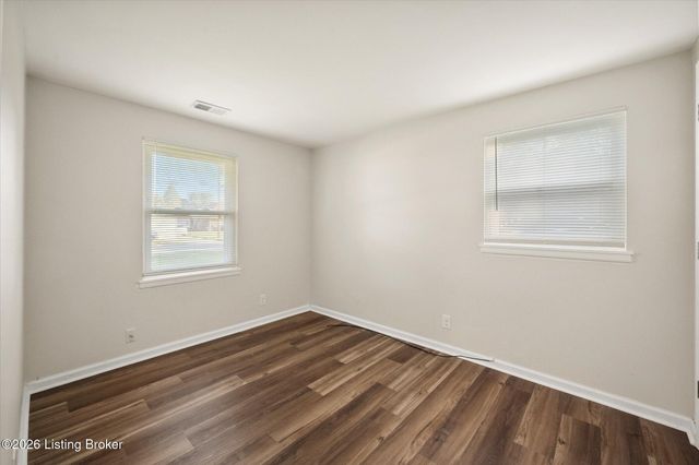 5533 Ridgecrest Rd, Louisville, KY 40218