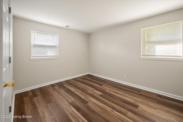 5533 Ridgecrest Rd, Louisville, KY 40218