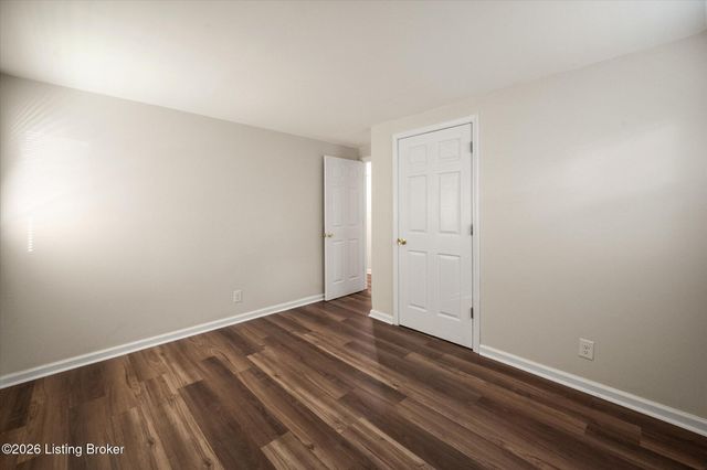 5533 Ridgecrest Rd, Louisville, KY 40218