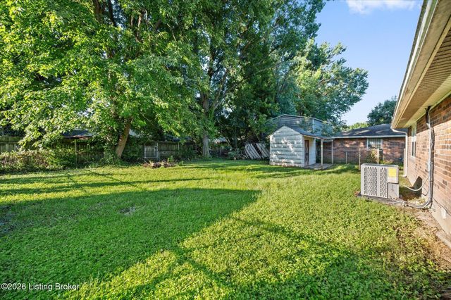 5533 Ridgecrest Rd, Louisville, KY 40218