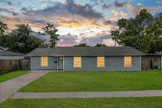 2401 Kingsdale Drive, Deer Park, TX 77536