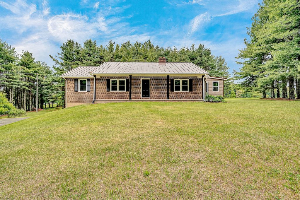 698 Hummingbird LN SE, Copper Hill, VA 24079