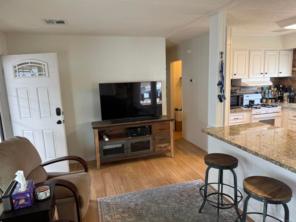 Image 7 of property listing at 900 N Cleveland Street 3, Oceanside, CA 92054