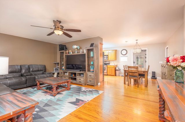 102 Printwood Drive, Dickson, TN 37055