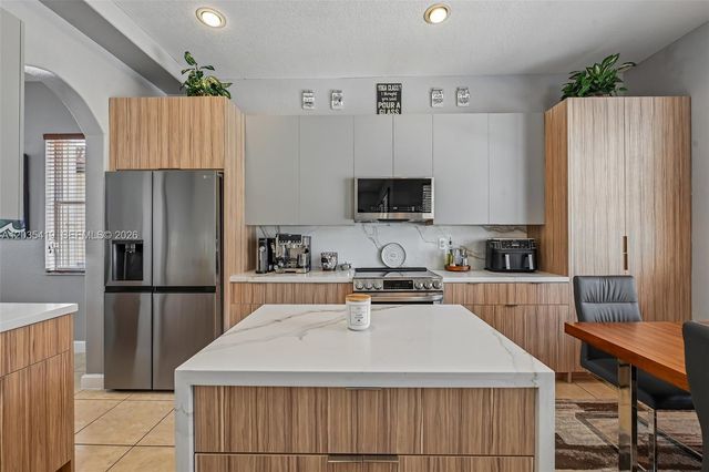 18159 NW 90th Avenue, Hialeah, FL 33018
