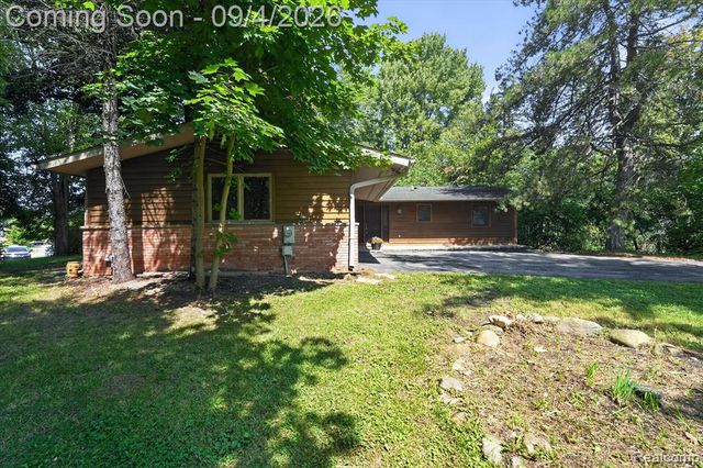 1352 Catherines Way, Howell, MI 48843