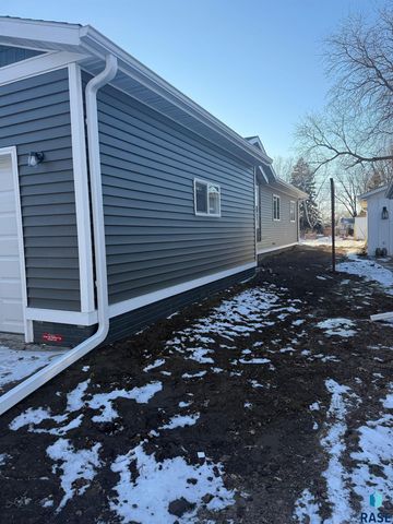 1303 N Garfield Ave Avenue, Sioux Falls, SD 57104