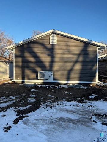 1303 N Garfield Ave Avenue, Sioux Falls, SD 57104