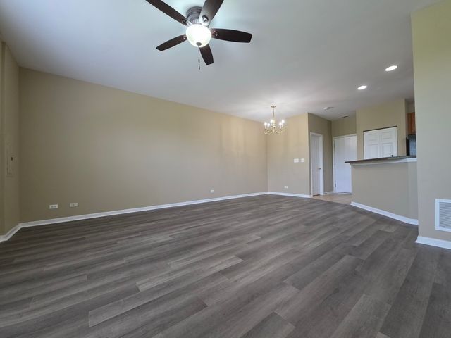 207 Springbrook Trail S, Oswego, IL 60543