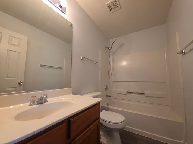 207 Springbrook Trail S, Oswego, IL 60543