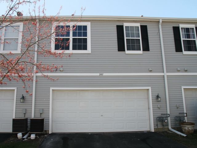 207 Springbrook Trail S, Oswego, IL 60543