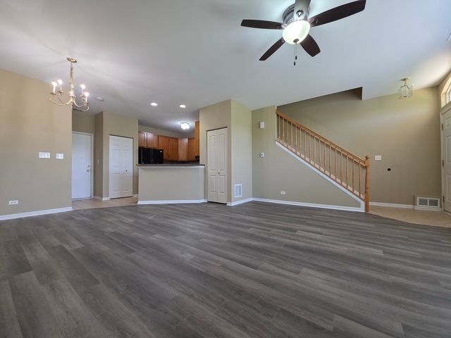 207 Springbrook Trail S, Oswego, IL 60543