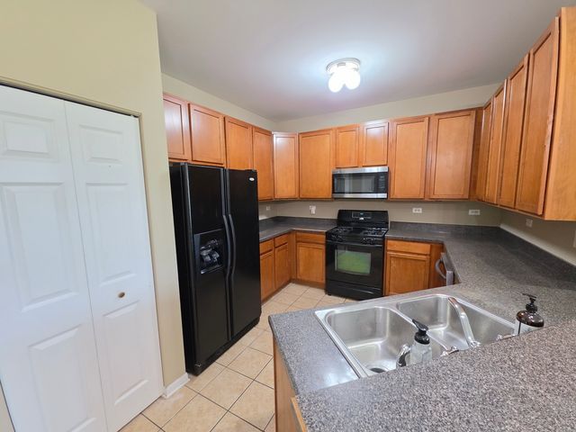 207 Springbrook Trail S, Oswego, IL 60543