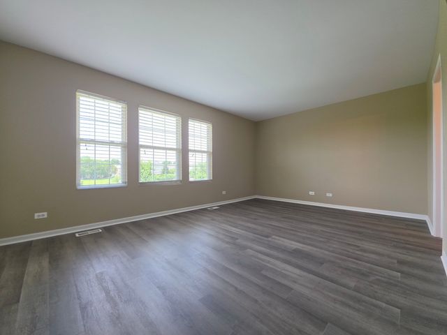 207 Springbrook Trail S, Oswego, IL 60543