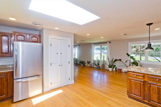37 Cooper Rd, Northbridge, MA 01534