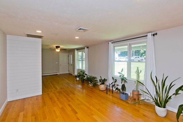 37 Cooper Rd, Northbridge, MA 01534