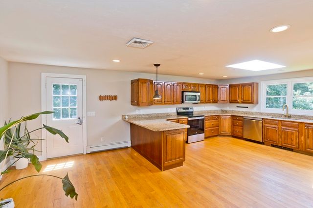 37 Cooper Rd, Northbridge, MA 01534
