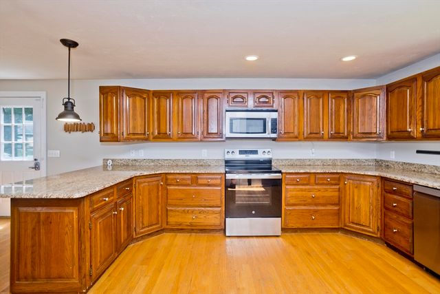 37 Cooper Rd, Northbridge, MA 01534