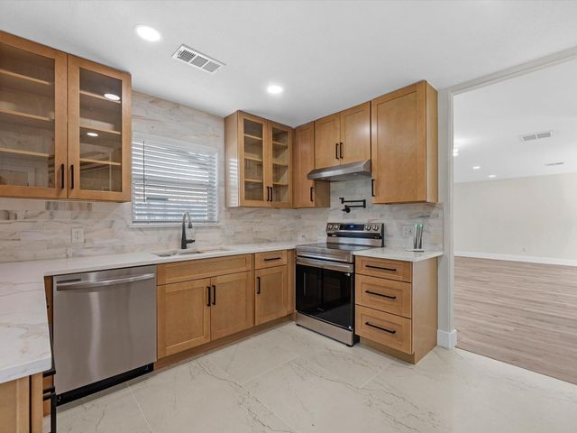 8511 De Moss Drive, Houston, TX 77036