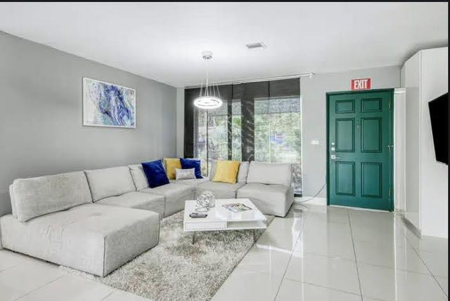 1905 N 45th Avenue, Hollywood, FL 33021