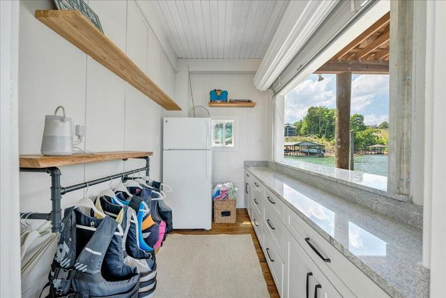625 Winding Waters DR, Moneta, VA 24121