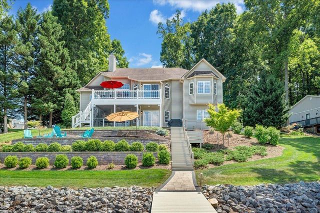 625 Winding Waters DR, Moneta, VA 24121