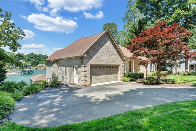 625 Winding Waters DR, Moneta, VA 24121