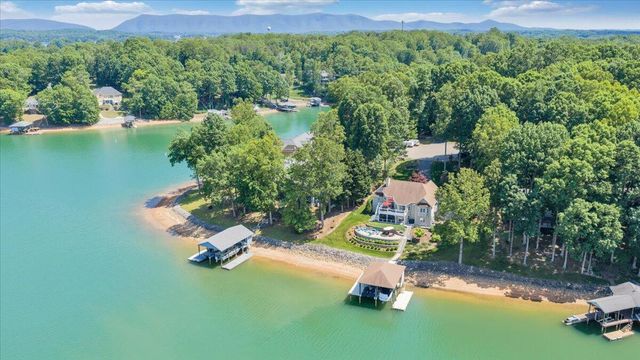 625 Winding Waters DR, Moneta, VA 24121