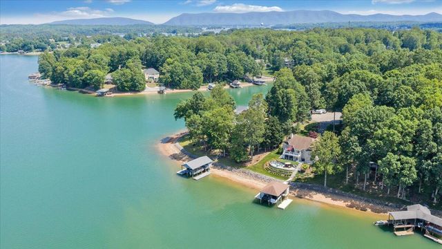 625 Winding Waters DR, Moneta, VA 24121