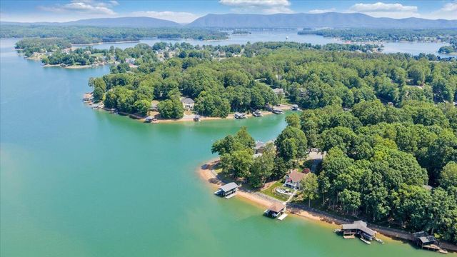 625 Winding Waters DR, Moneta, VA 24121