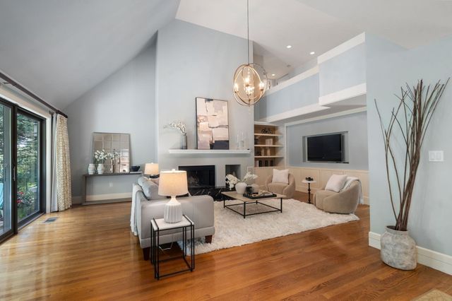 279 Nahanton St 279, Newton, MA 02459