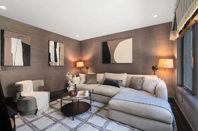 279 Nahanton St 279, Newton, MA 02459