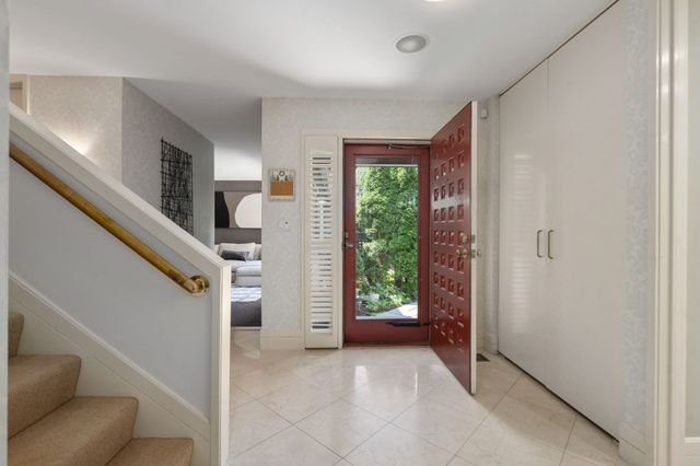 279 Nahanton St 279, Newton, MA 02459