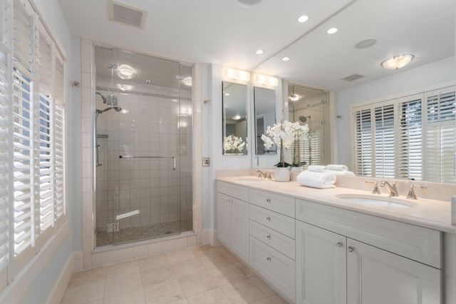 279 Nahanton St 279, Newton, MA 02459