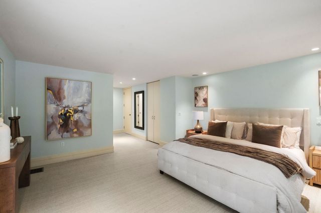 279 Nahanton St 279, Newton, MA 02459