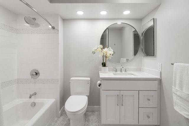 279 Nahanton St 279, Newton, MA 02459