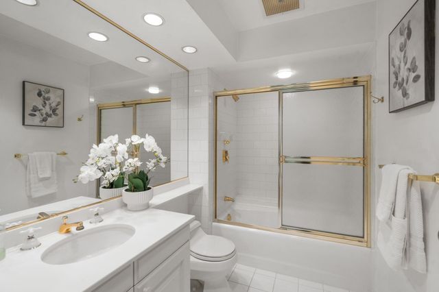 279 Nahanton St 279, Newton, MA 02459