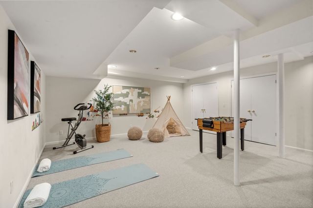 279 Nahanton St 279, Newton, MA 02459
