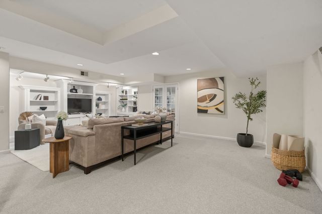 279 Nahanton St 279, Newton, MA 02459