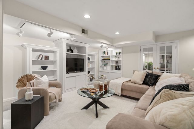279 Nahanton St 279, Newton, MA 02459