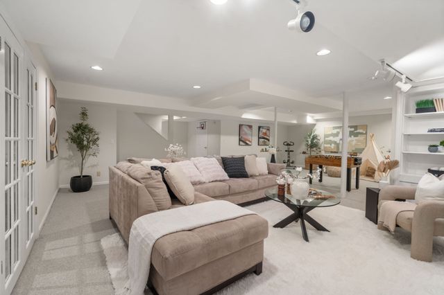 279 Nahanton St 279, Newton, MA 02459