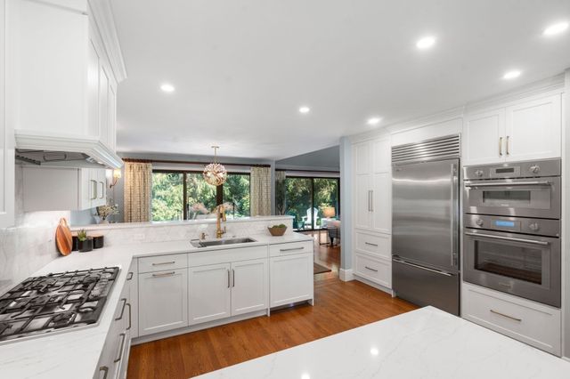 279 Nahanton St 279, Newton, MA 02459