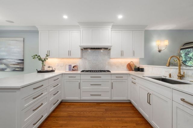 279 Nahanton St 279, Newton, MA 02459
