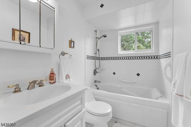 23 Ridge Ct, Cedar Grove Twp., NJ 07009
