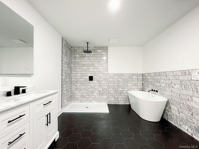 82 Hampton Road, Marlboro, NY 12542