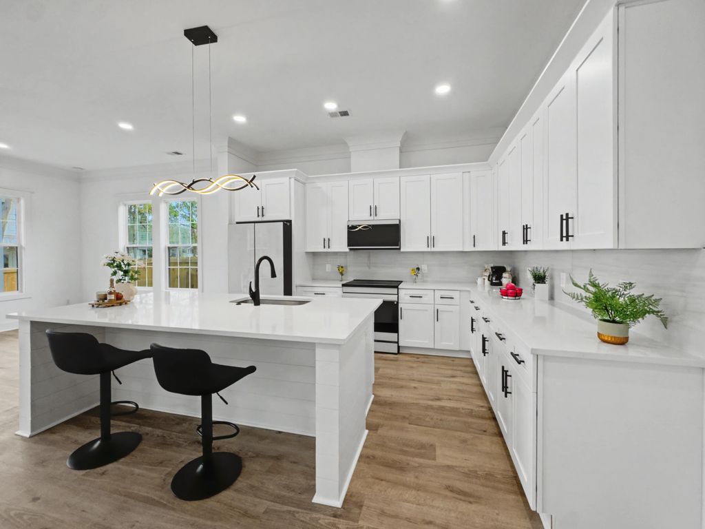 Image 4 of property listing at 2032 Forest Avenue, North Charleston, SC 29405