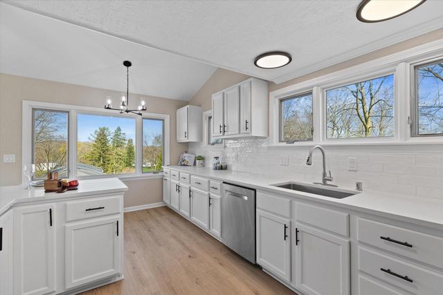 14225 Forest View LANE, Brookfield, WI 53005