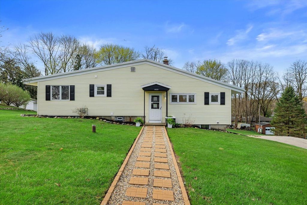 14225 Forest View LANE, Brookfield, WI 53005