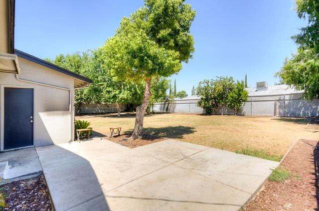 4563 E Sierra Madre Avenue, Fresno, CA 93726